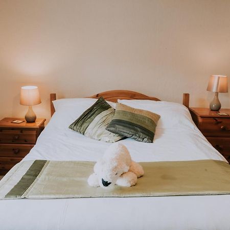 ディバイザス The White Bear Bed & Breakfast エクステリア 写真