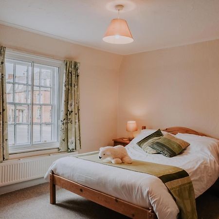 ディバイザス The White Bear Bed & Breakfast エクステリア 写真