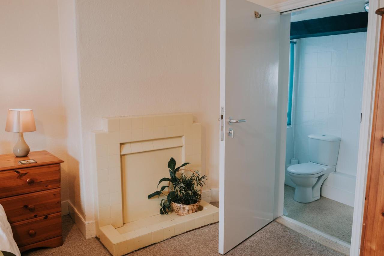 ディバイザス The White Bear Bed & Breakfast エクステリア 写真