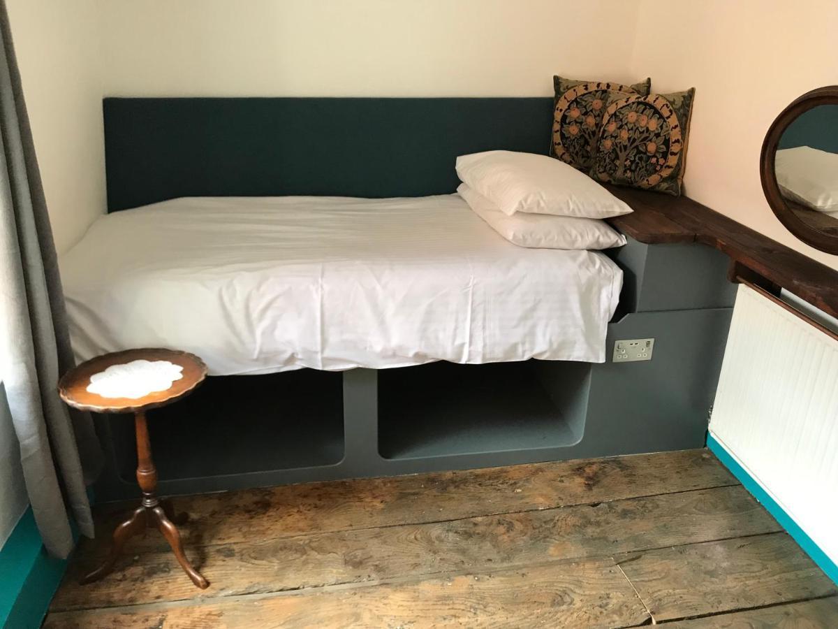 ディバイザス The White Bear Bed & Breakfast エクステリア 写真