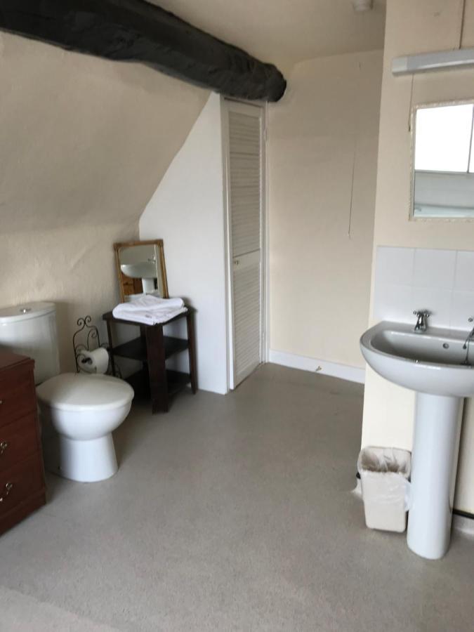 ディバイザス The White Bear Bed & Breakfast エクステリア 写真