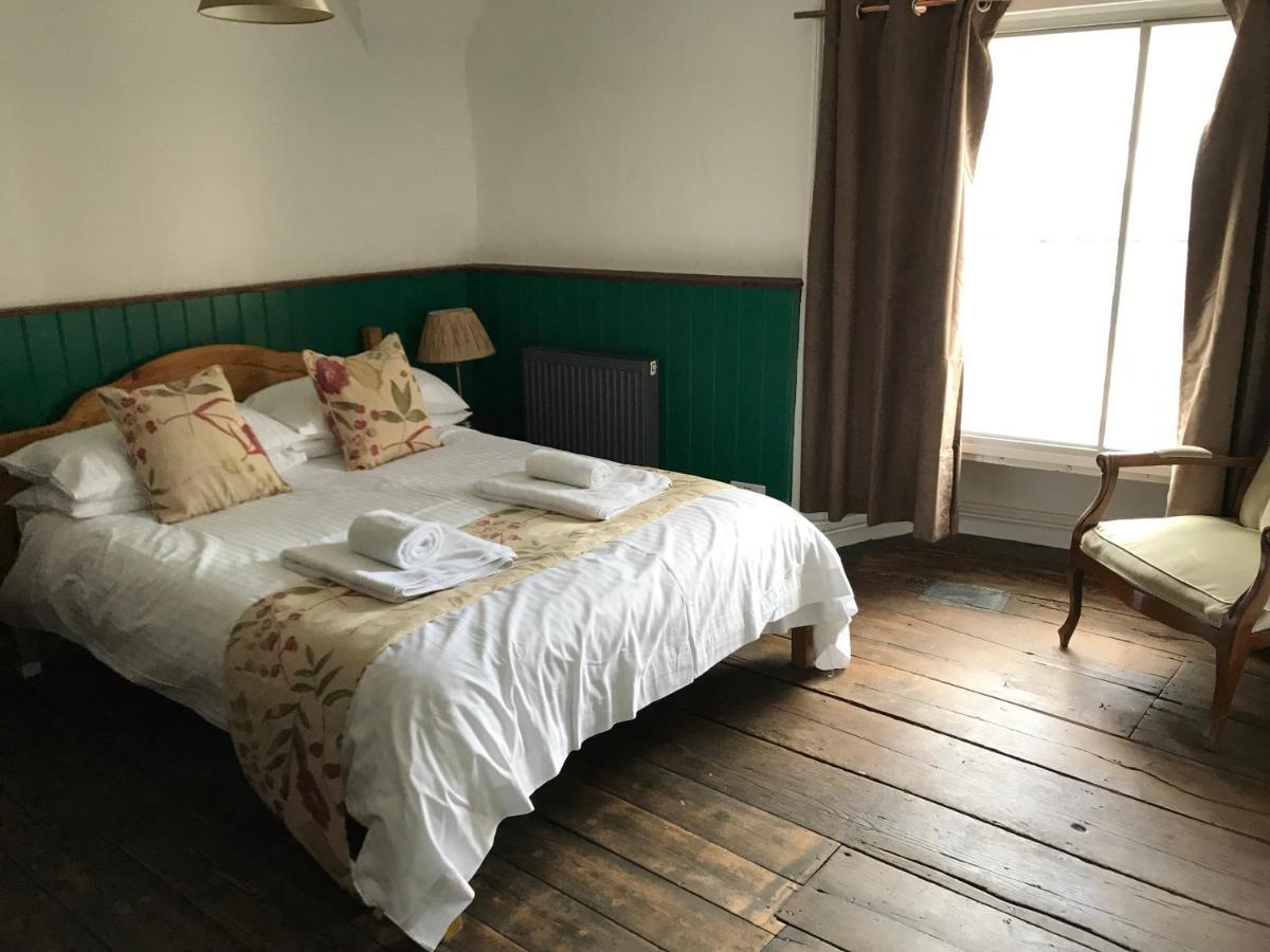 ディバイザス The White Bear Bed & Breakfast エクステリア 写真