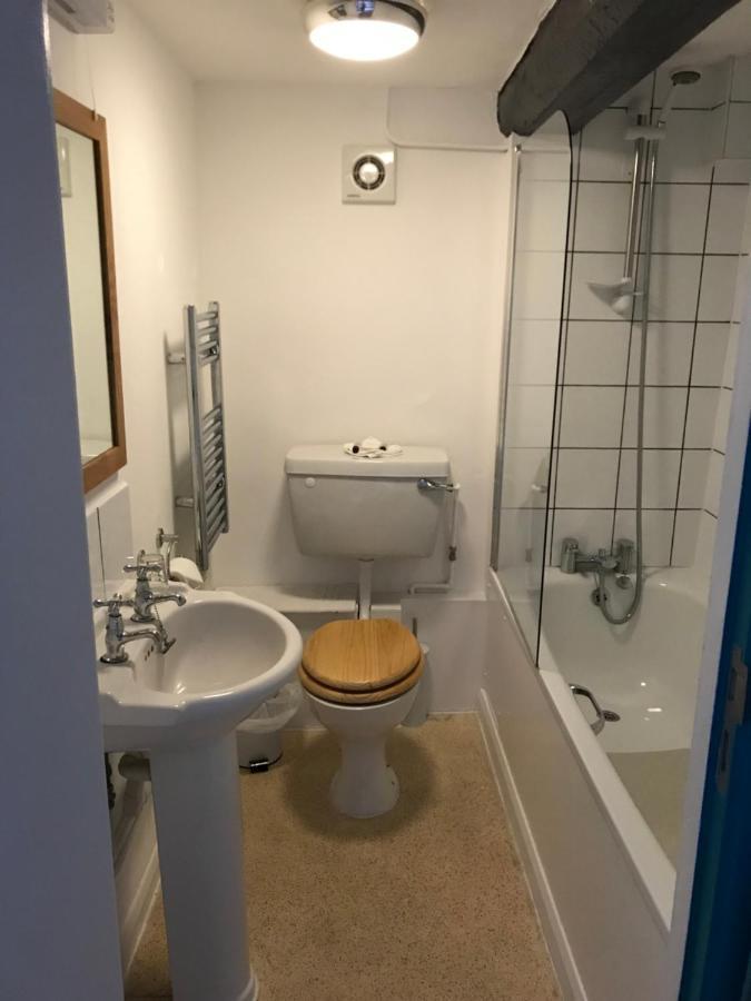 ディバイザス The White Bear Bed & Breakfast エクステリア 写真
